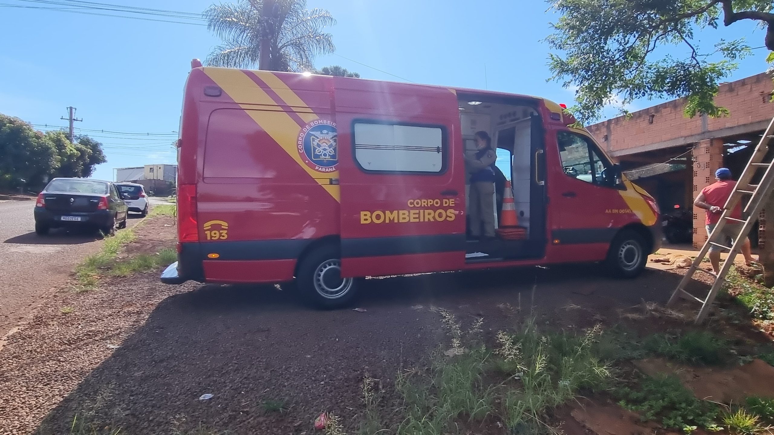 Idoso cai da escada e fica ferido na Avenida Corbélia