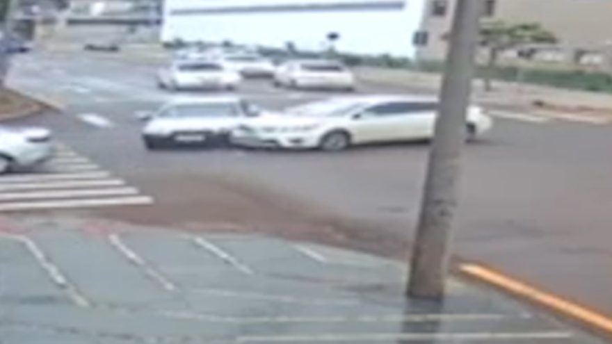 Câmera flagra acidente entre Courier e Corolla no Centro