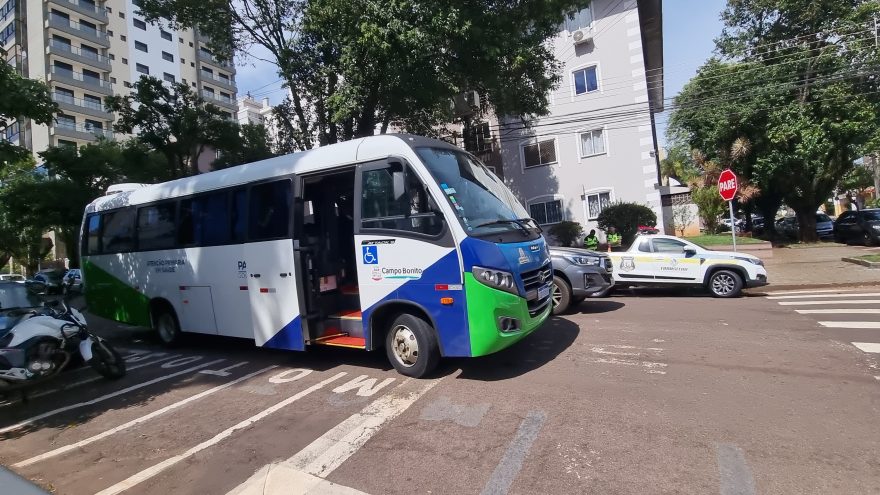 Micro-ônibus de Campo Bonito se envolve em acidente em Cascavel