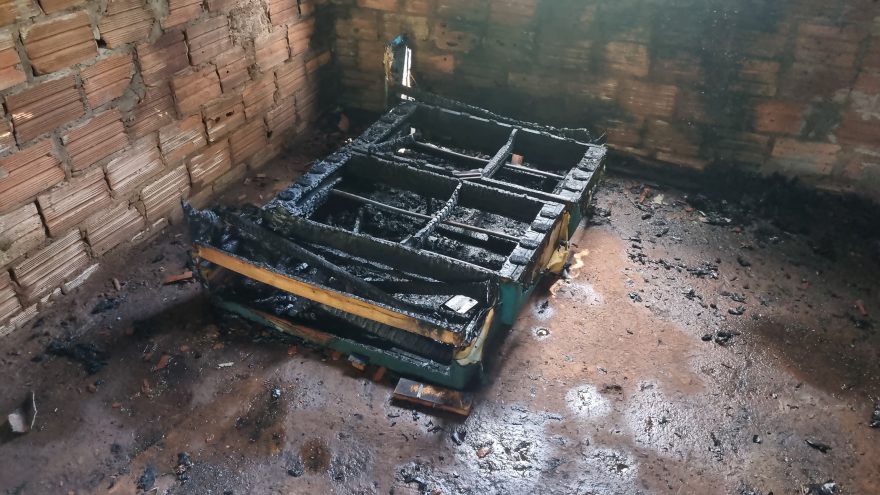 Cama pega fogo e bombeiros são mobilizados em casa abandonada