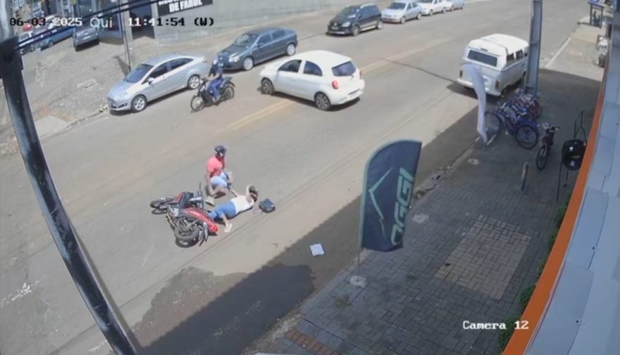 Vídeo mostra queda de motociclistas no Bairro São Cristóvão