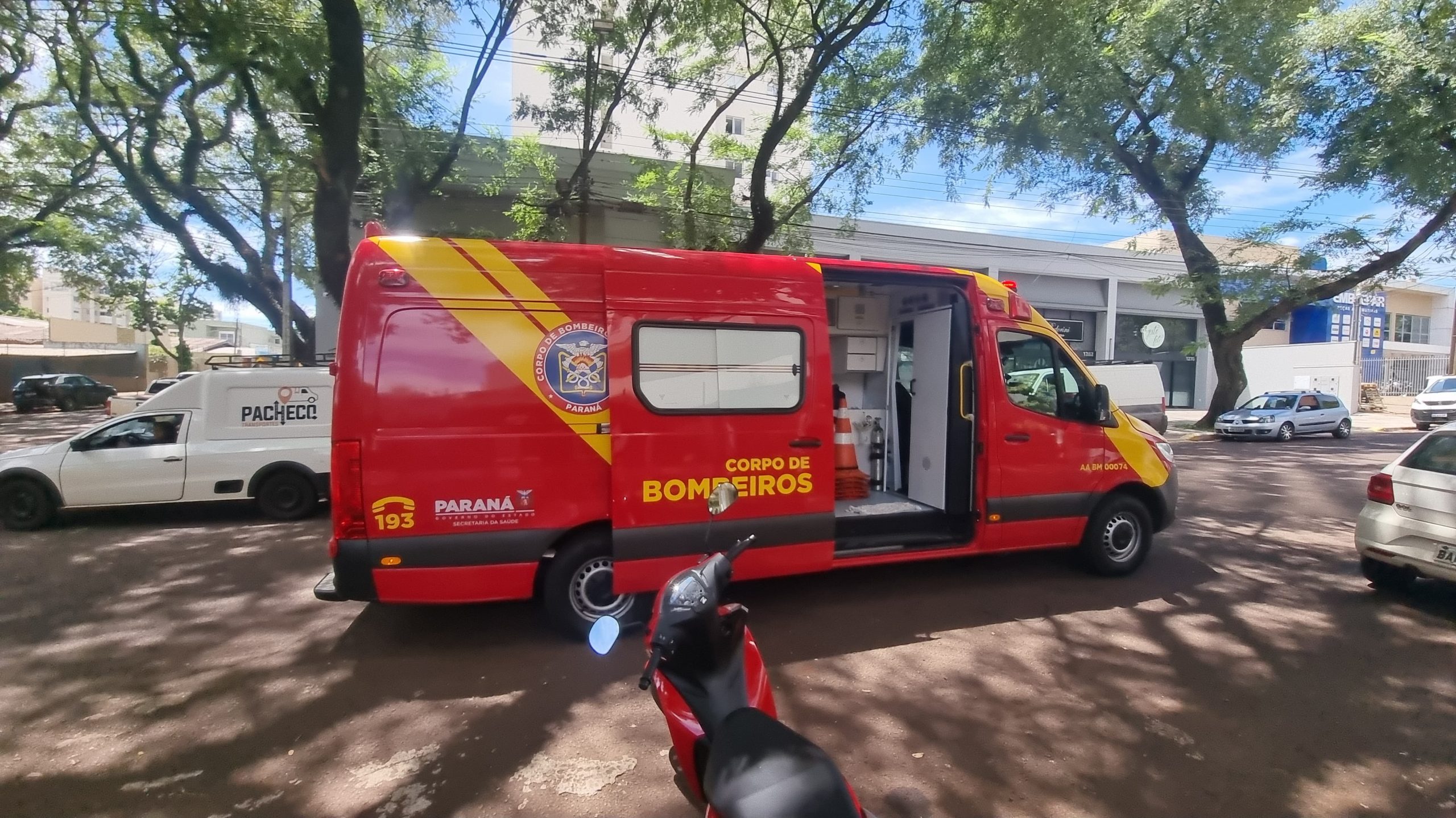Mulher fica ferida após colisão entre Corolla Cross e Siena na Rua Mato Grosso