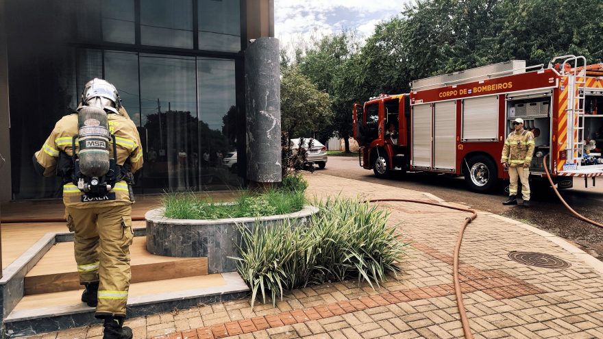 Imóvel no Centro pega fogo após curto circuito em ar condicionado