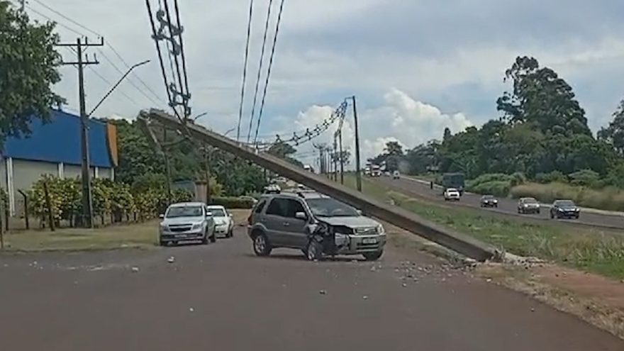EcoSport bate em poste e causa transtornos na marginal da BR-277 em Santa Tereza do Oeste