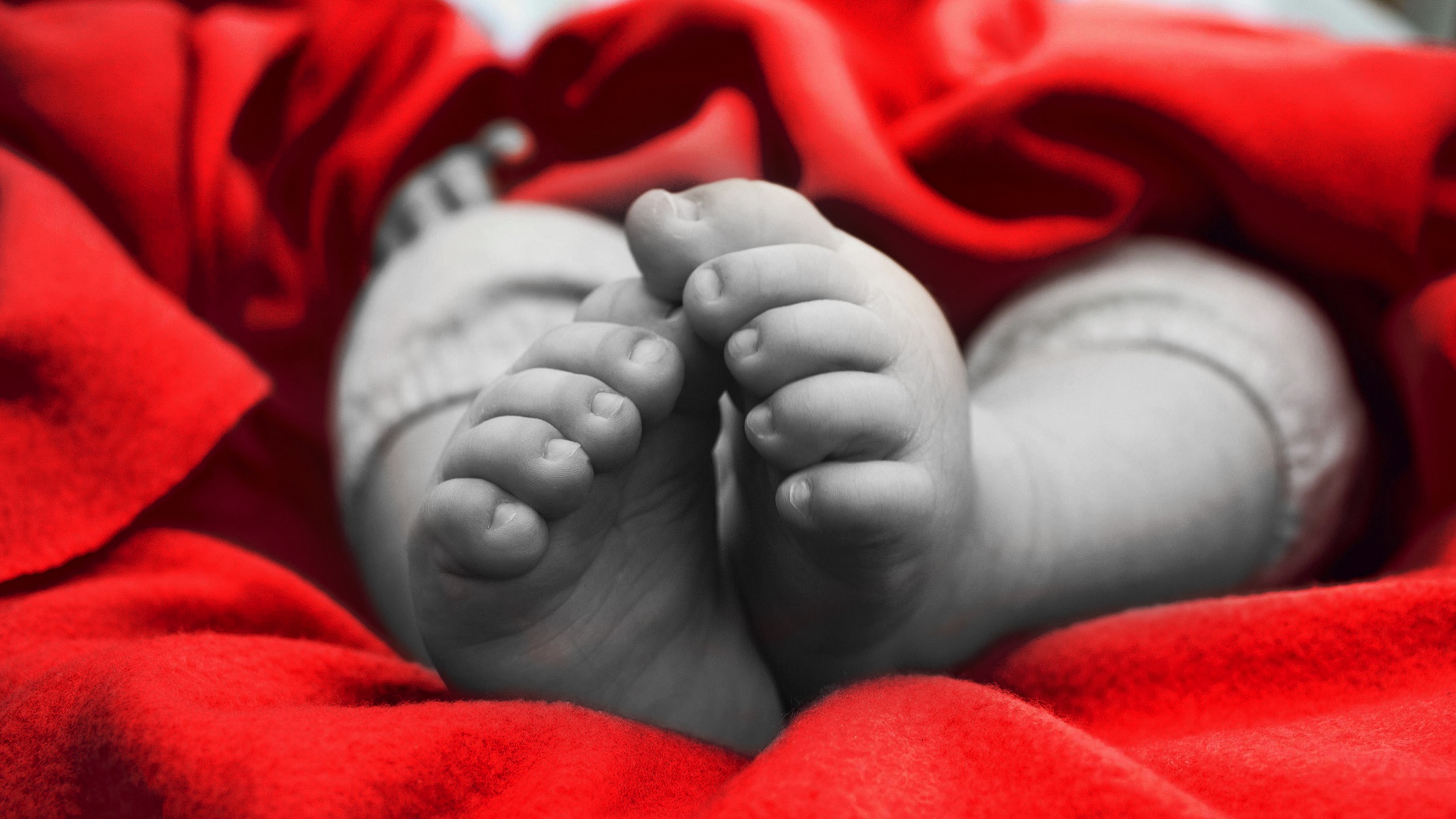 Bebê que dormia com a mãe é encontrada morta com sangramento no nariz
