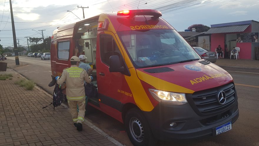 Batida entre carro e moto na Rua Itália deixa jovem ferido