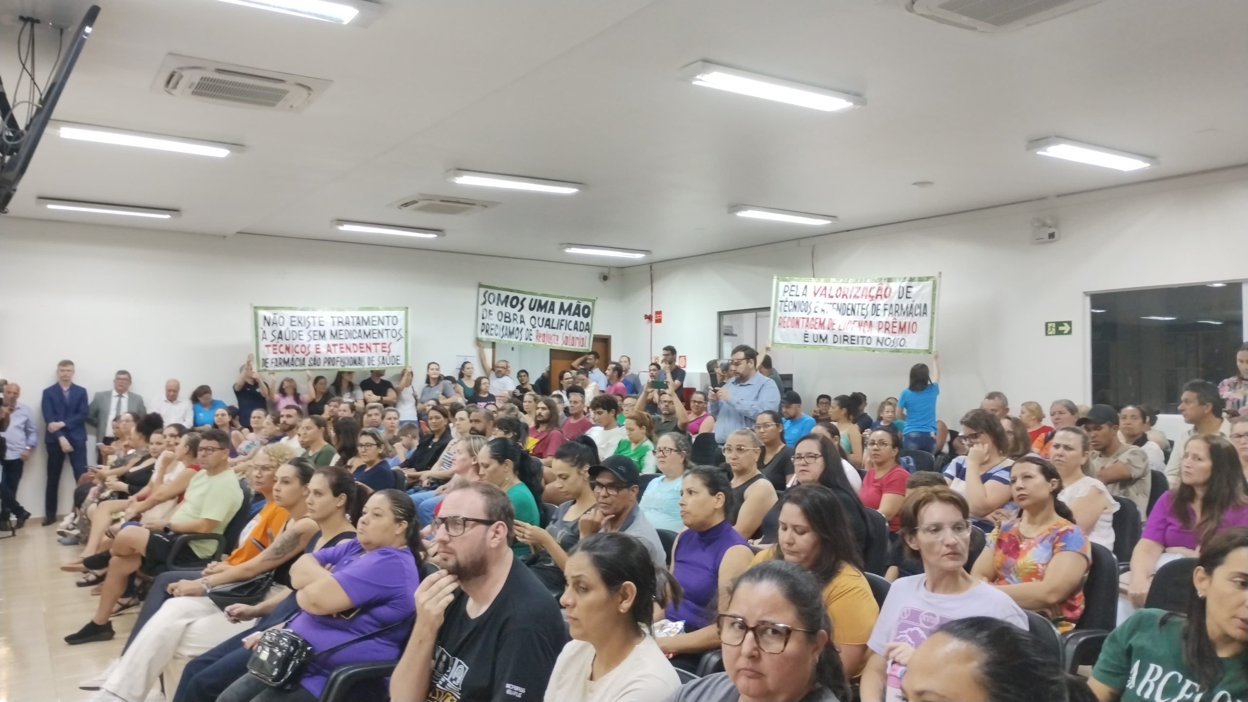 Servidores de Cascavel debatem reajuste salarial e condições de trabalho em Assembleia