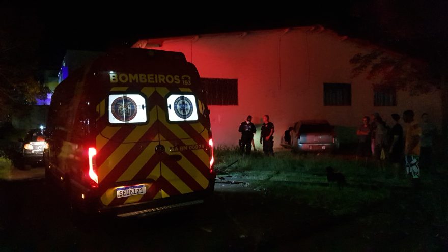 Após colisão entre carros, um deles atinge parede de imóvel na Rua Vitória