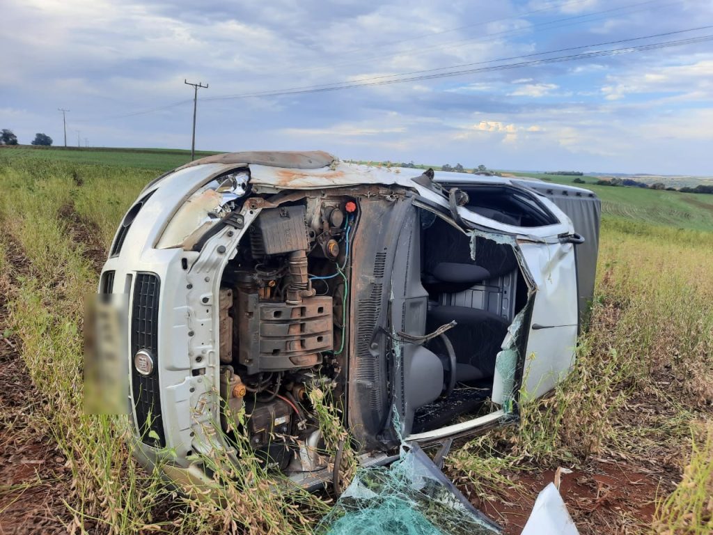 Motorista perde o controle da direção e capota Fiat Strada na PR-590, em Ramilândia