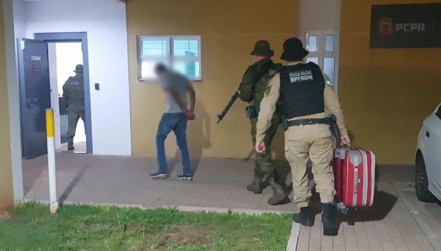 BPFron apreende 25 kg de maconha e detém jovem em ônibus intermunicipal