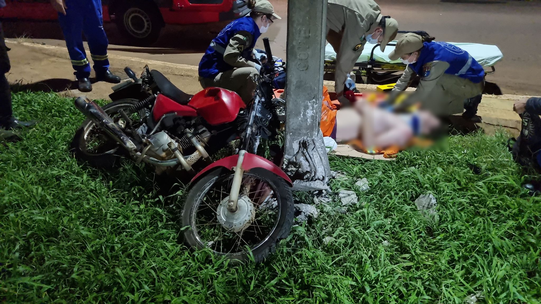Jovem fica ferido após colidir motocicleta contra poste no Jardim Alvorada Jovem fica ferido após colidir motocicleta contra poste no Jardim Alvorada