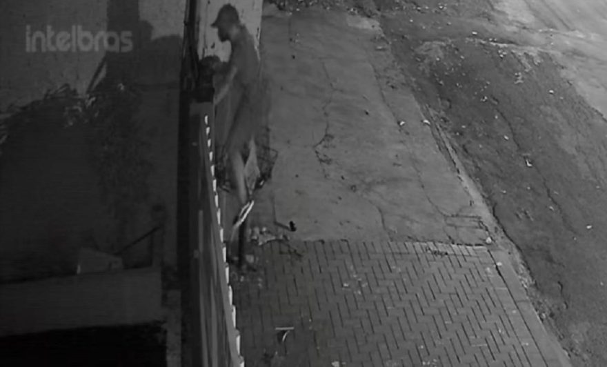 Câmera flagra residência sendo invadida no Parque São Paulo; documento de carro foi furtado