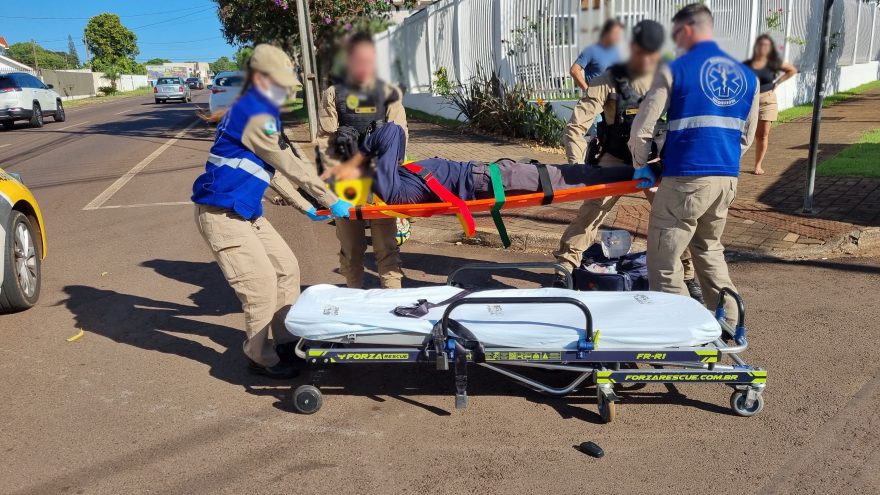 Motociclista tem fratura exposta no pé após colisão com Punto na Rua Cuiabá