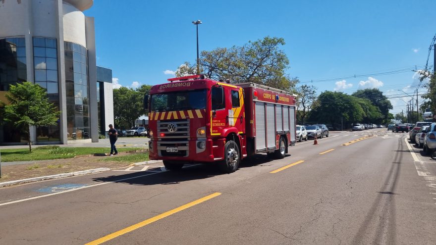 Mulher é socorrida pelo Corpo de Bombeiros após ficar presa em elevador de acessibilidade