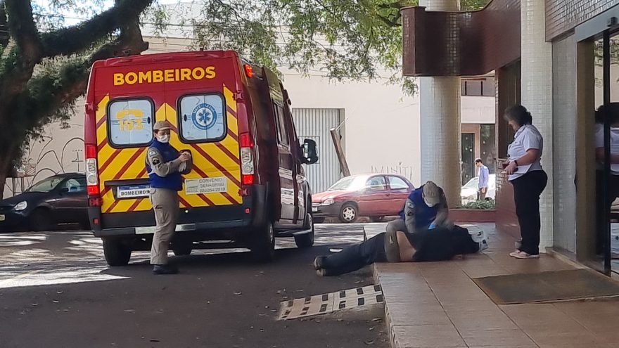 Mendigo é apedrejado no Centro de Cascavel
