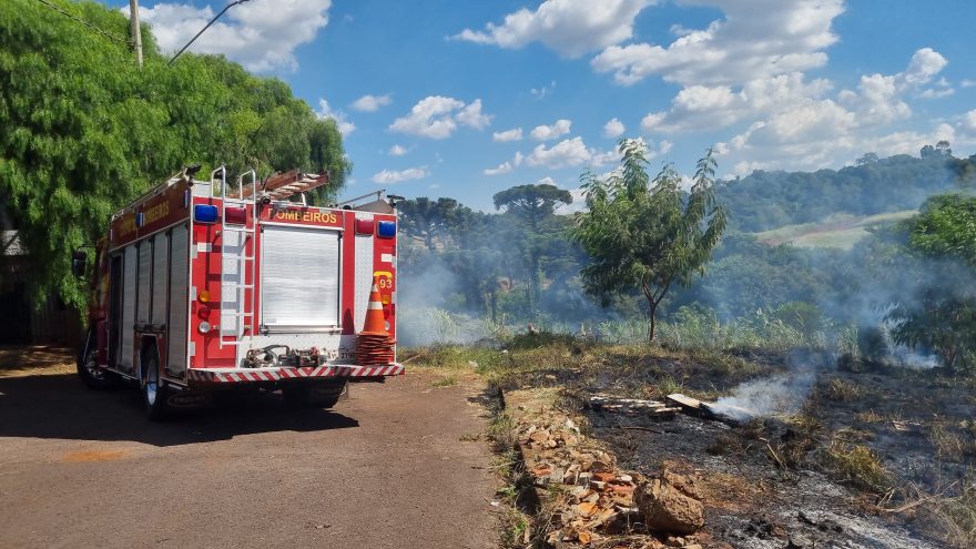 Bombeiros combatem incêndio em vegetação no bairro Guarujá