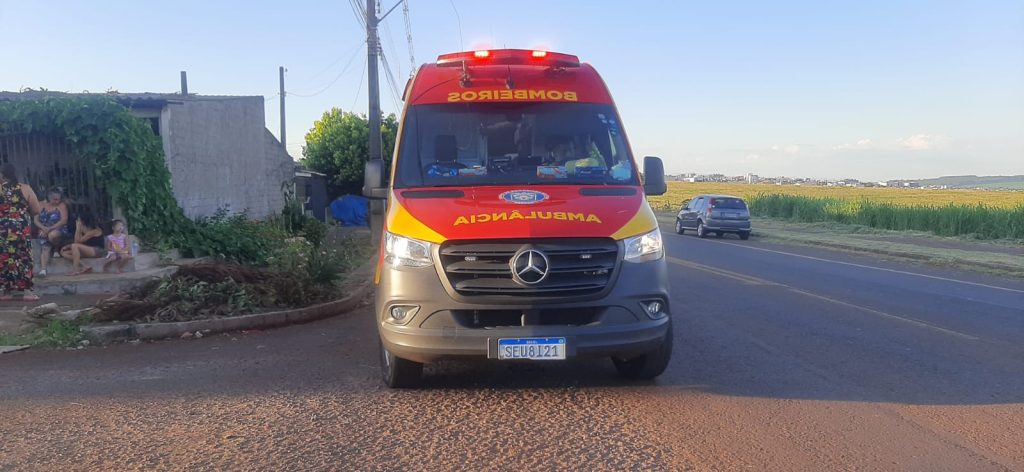 Jovem de 21 anos fica ferido após colisão entre carro e moto em Cascavel