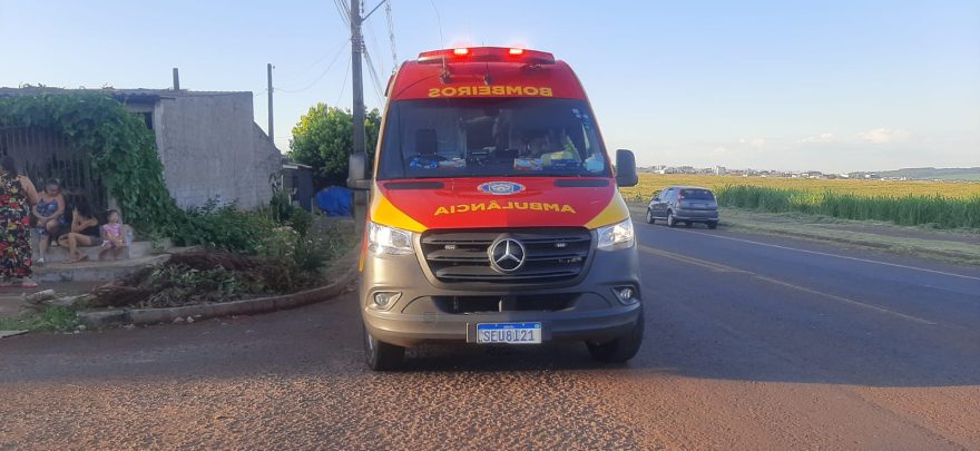 Jovem de 21 anos fica ferido após colisão entre carro e moto em Cascavel