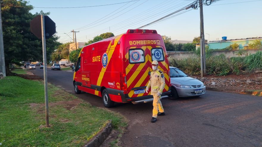 Ciclista é atingido por carro na Rua Maracaí em Cascavel