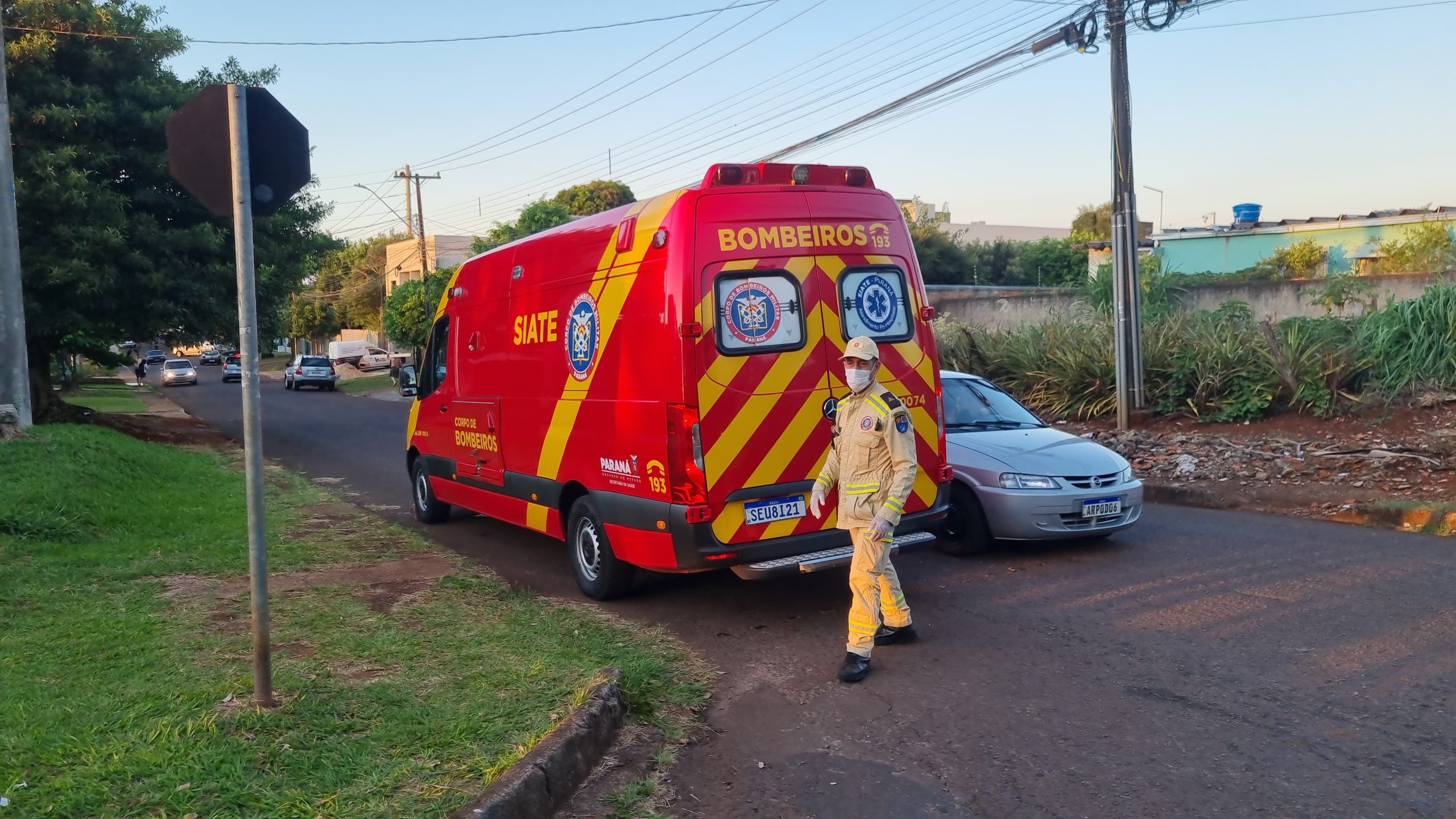 Ciclista é atingido por carro na Rua Maracaí em Cascavel Ciclista é atingido por carro na Rua Maracaí em Cascavel