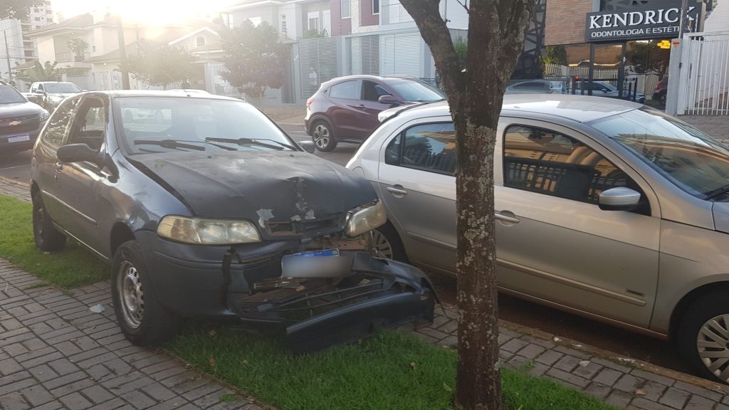 Palio bate em Gol e Civic que estavam estacionados na Região do Lago