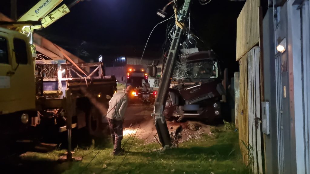 Caminhão atinge poste e deixa moradores do Brasmadeira sem luz