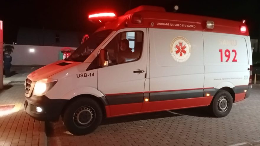 Mulher que foi presa em posto de combustíveis é atendida pelo Samu após ficar muito alterada