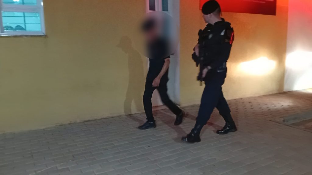 “Valentão!” Homem alterado ameaça esposa com faca no bairro Abelha