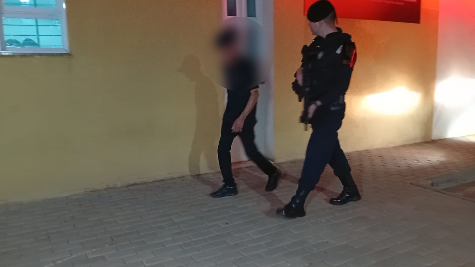 "Valentão!" Homem alterado ameaça esposa com faca no bairro Abelha "Valentão!" Homem alterado ameaça esposa com faca no bairro Abelha