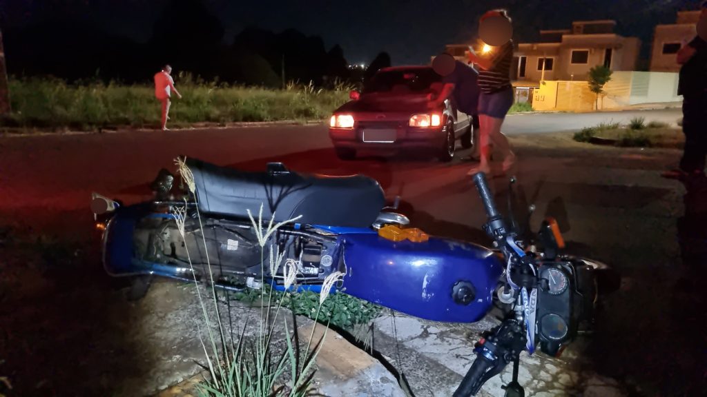 Honda CG e Escort batem em cruzamento no Loteamento Belmonte