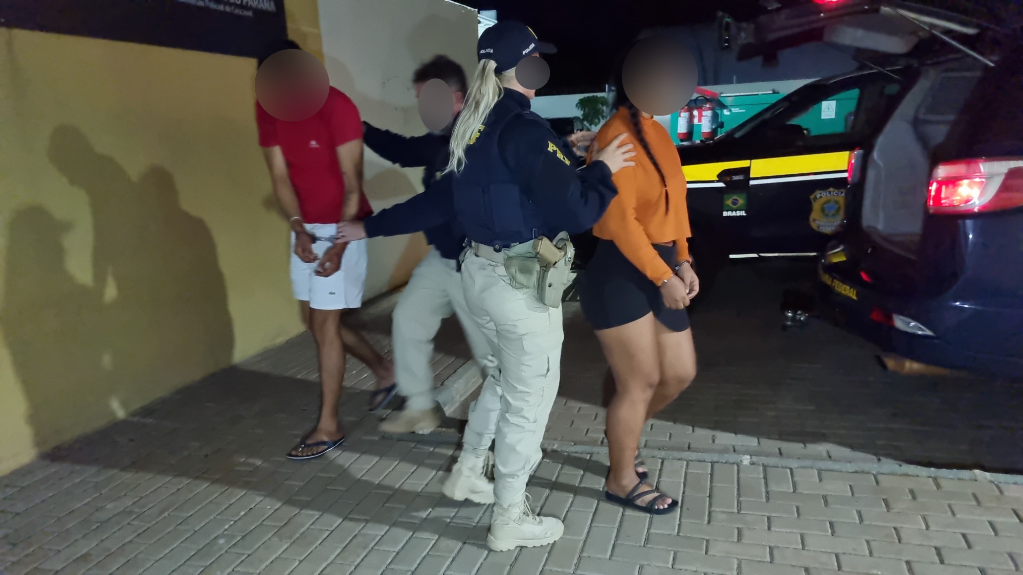 PRF detém dupla e apreende drogas após abordagem na BR-277 PRF detém dupla e apreende drogas após abordagem na BR-277