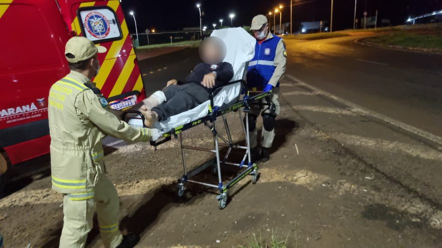 Voltando do trabalho, motociclista sofre queda ao passar por pedras no Trevo da Ceasa