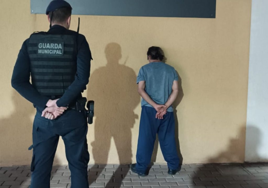 Durante apoio ao Samu, GM detém homem com mandado de prisão no Parque São Paulo