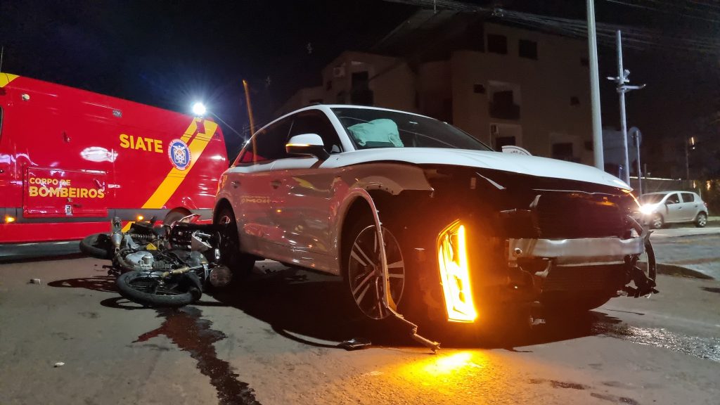 Forte batida entre carro e moto na Rua Recife deixa jovem ferido