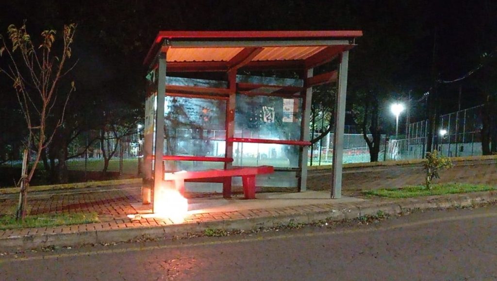 Vandalismo: lixeira de abrigo de ônibus é incendiada na Rua Maracaí