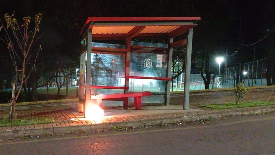 Vandalismo: lixeira de abrigo de ônibus é incendiada na Rua Maracaí