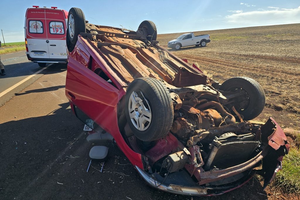 Mãe e filha são socorridas após carro capotar na rodovia PR-317