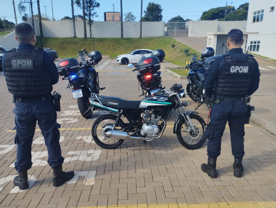 Guarda Municipal detém homem por adulteração de veículo e posse de drogas no Guarujá