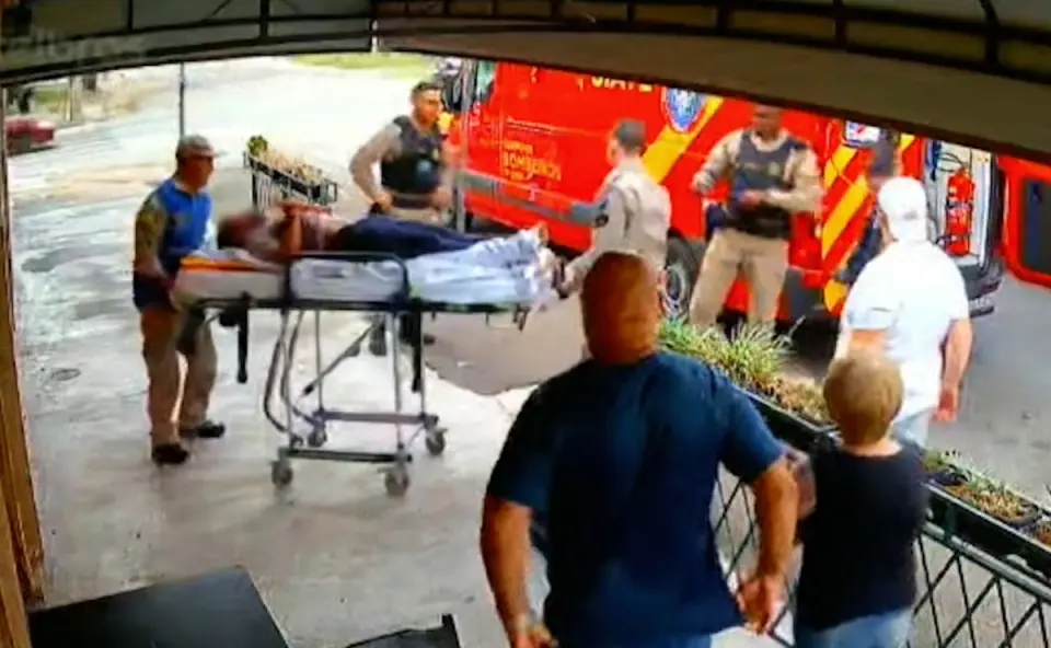 Jovem baleado busca refúgio em panificadora após ser atingido por cinco tiros; veja o vídeo