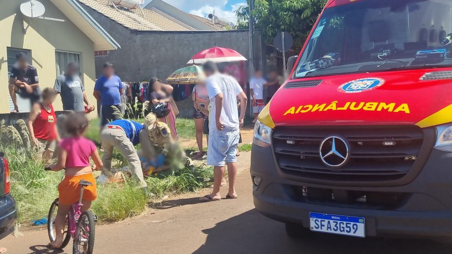 Jovem de 17 anos fica ferida em colisão entre moto e Vectra no Bairro Interlagos