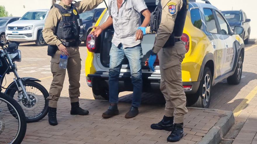 Homem é preso após bater no filho e ameaçar a companheira