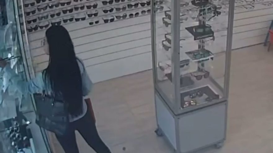 Jovem é flagrada furtando pulseira de prata em relojoaria no centro de Cascavel