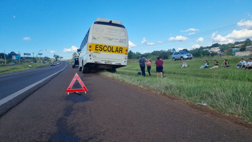 Ônibus e carro são danificados após atingirem peças soltas na BR-277, em Cascavel