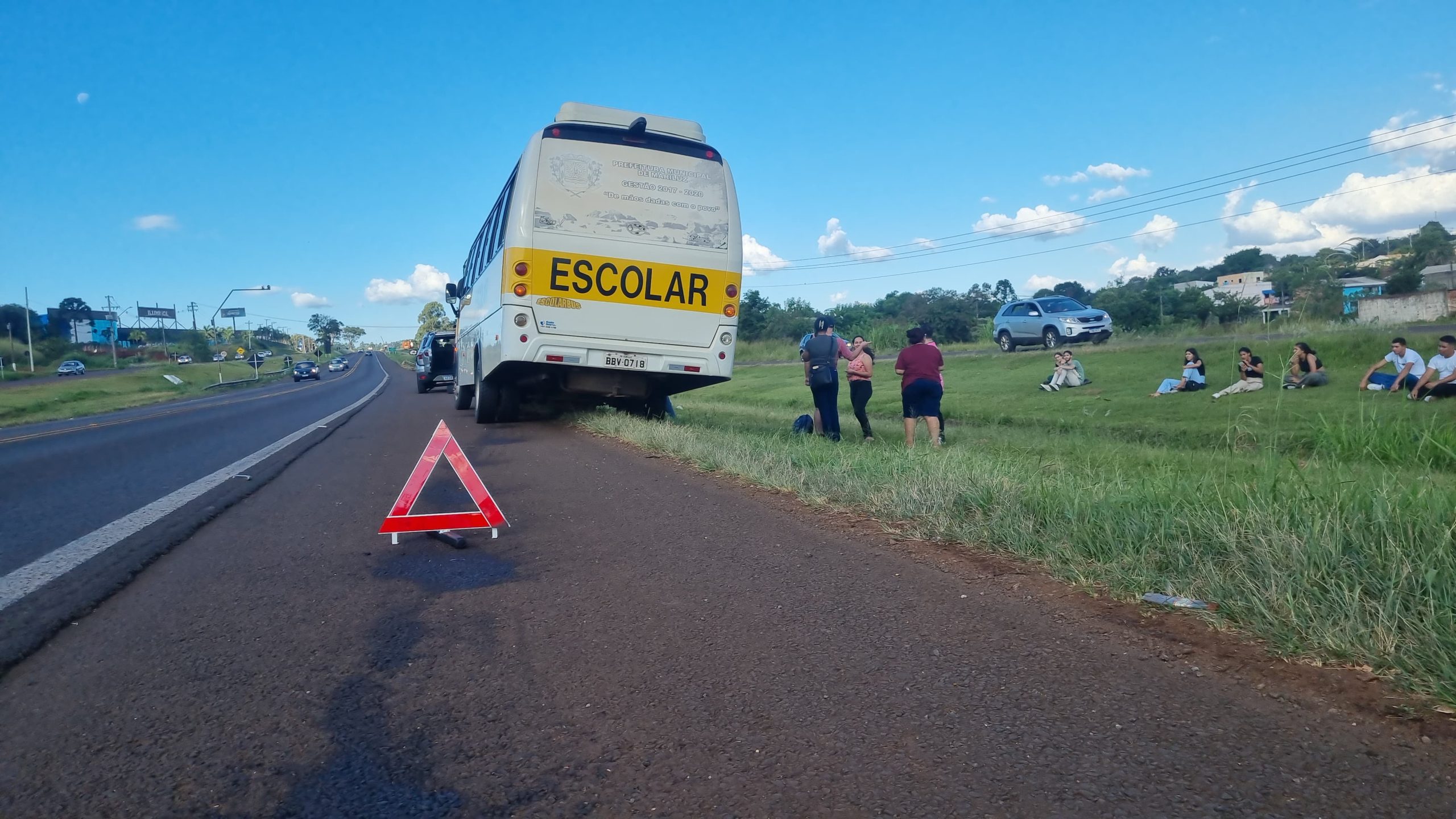 Ônibus e carro são danificados após atingirem peças soltas na BR-277, em Cascavel