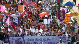 Mulheres do DF marcham por políticas públicas e contra o feminicídio