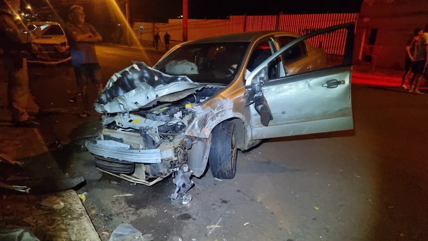 Vectra atinge quatro veículos estacionados no bairro Cancelli