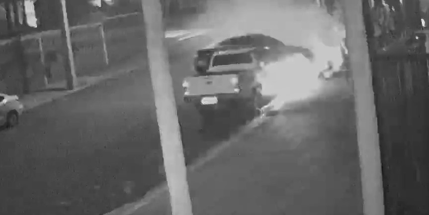Câmera flagra Vectra atingindo carros estacionados no bairro Cancelli