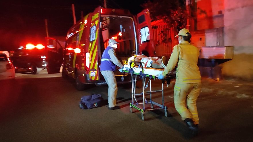 Vítima de tentativa de homicídio é socorrida pelo Siate no bairro Interlagos