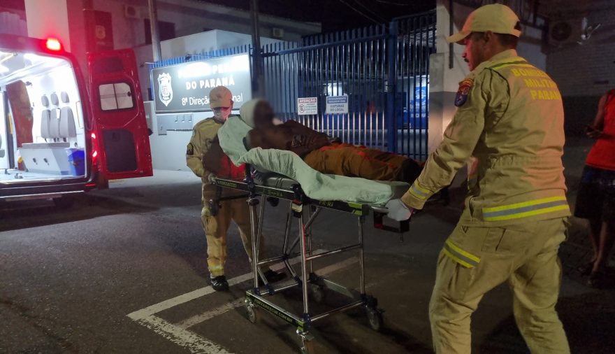 Jovem é agredido a pauladas por colega de quitinete no Bairro Coqueiral