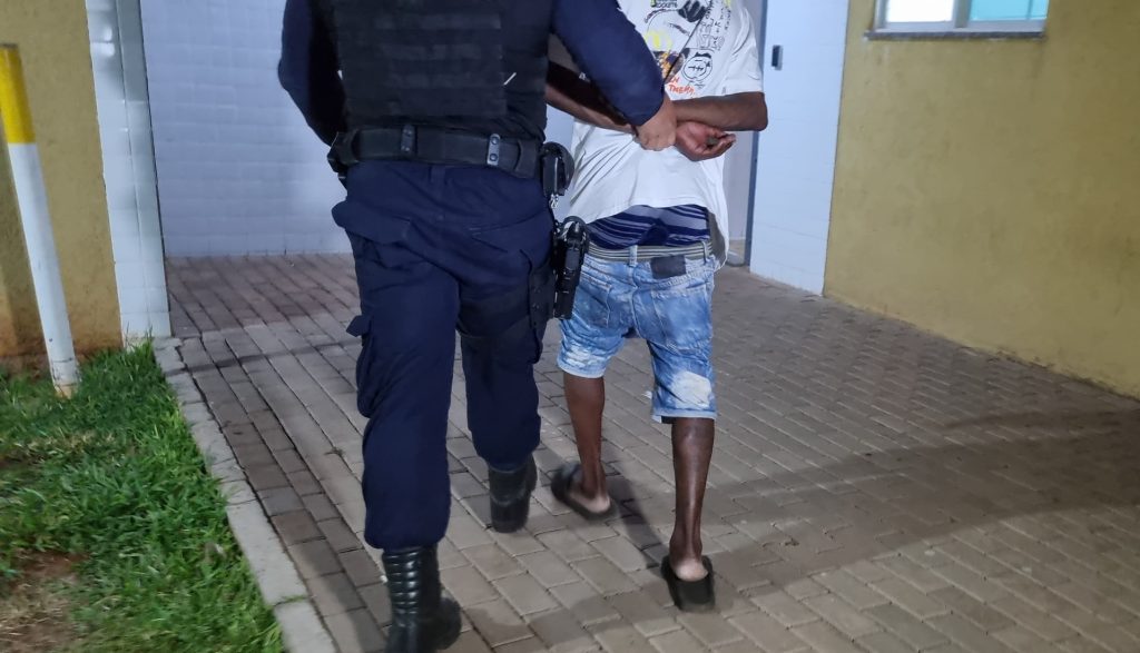 Homem é detido por invasão a domicílio no Bairro Coqueiral